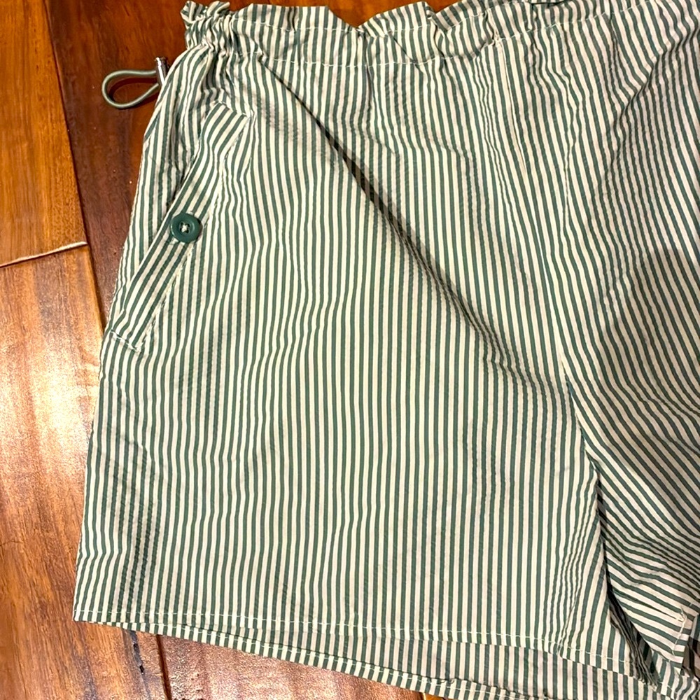 Forever 21 Stripped Women Shorts✨ - Picture 4 of 10